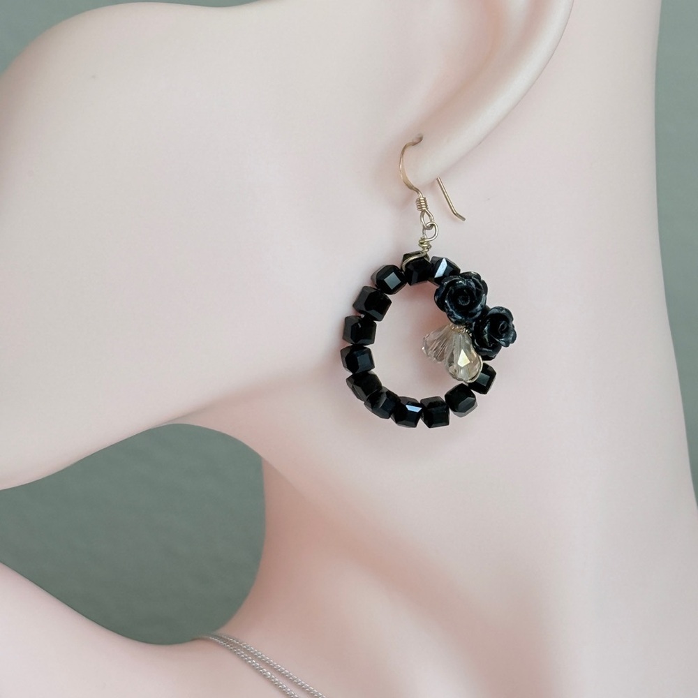 ⚜️ Elegant Black Beaded Earrings - Picture 5 of 10